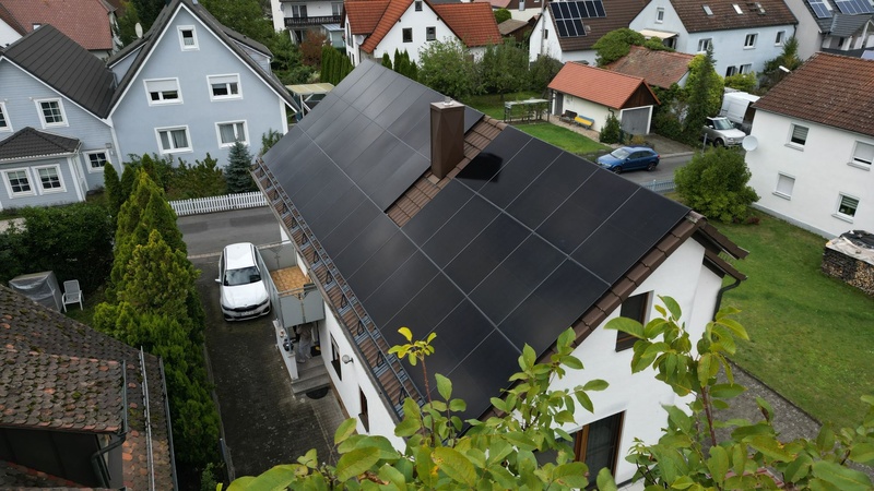 Auf-Dach-Photovoltaikanlage mit Full-Black-Modulen