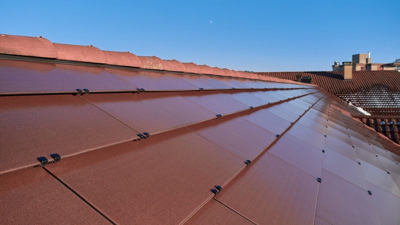 Solarziegel in Terracotta auf einem historischen Dach