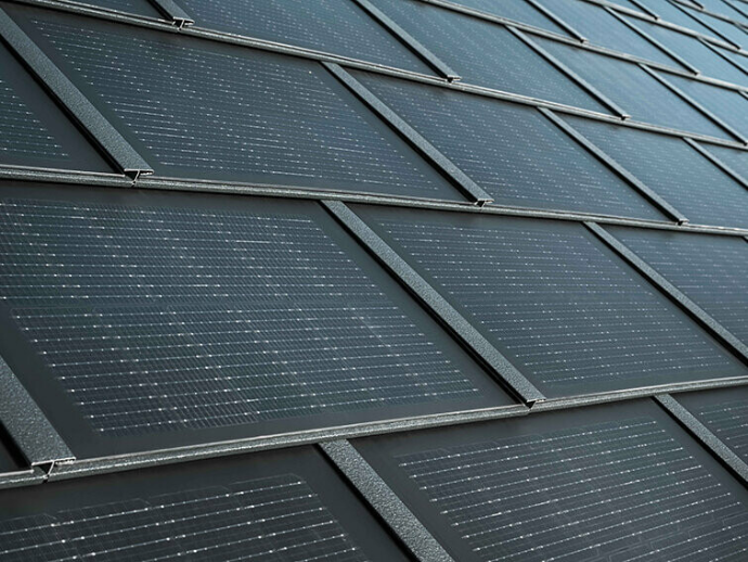 PREFA Solardachplatte Anthrazit – Nahaufnahme integrierte PV-Module