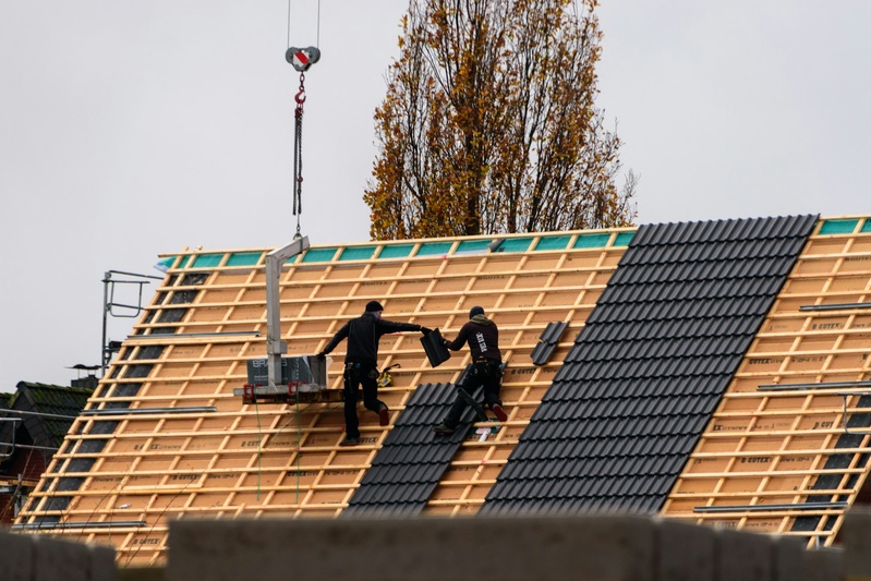 Dachdecker bei einer professionellen Dachsanierung