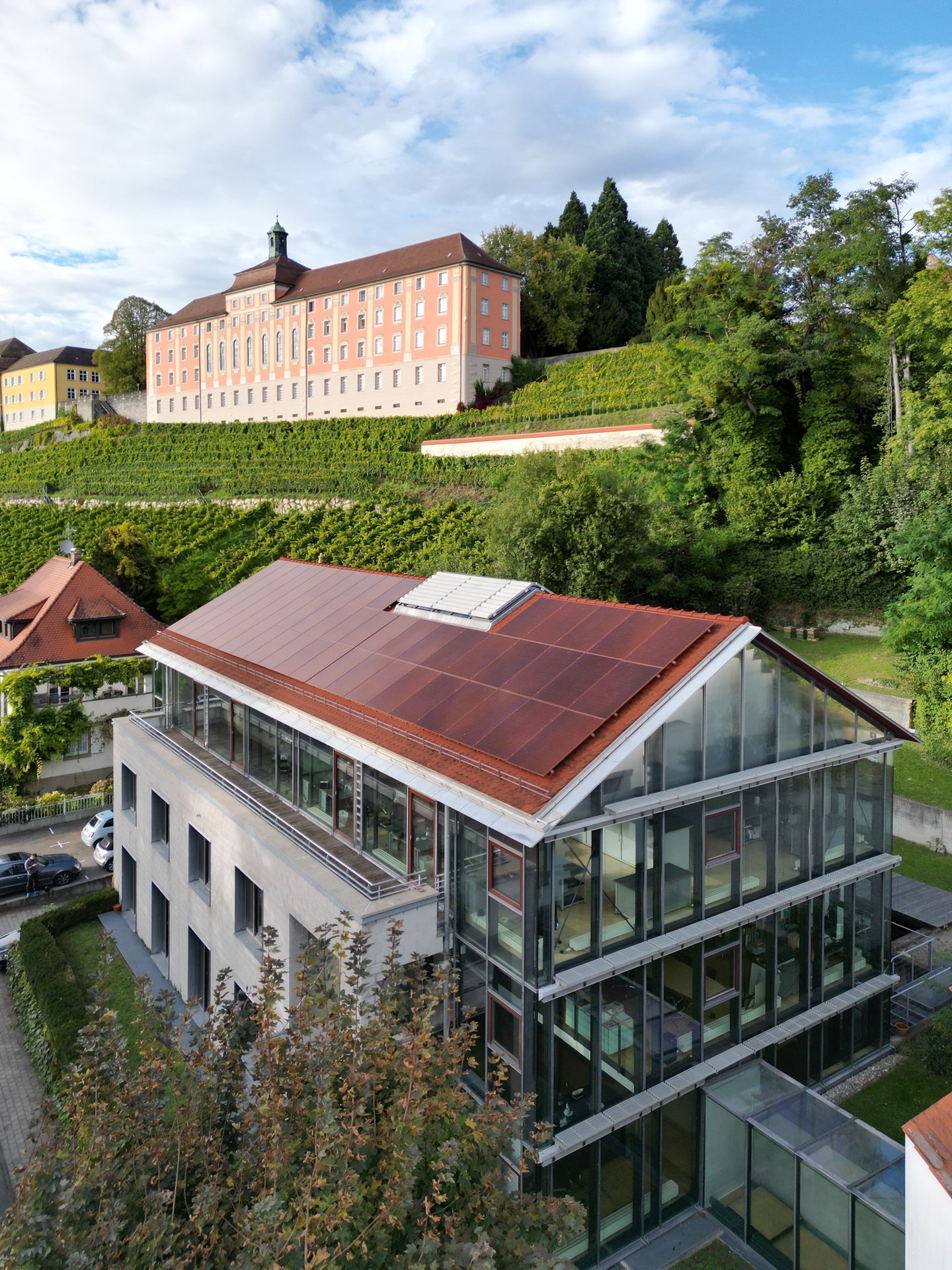 Auf-Dach PV-Anlage auf rückseitiger Dachfläche eines Denkmals
