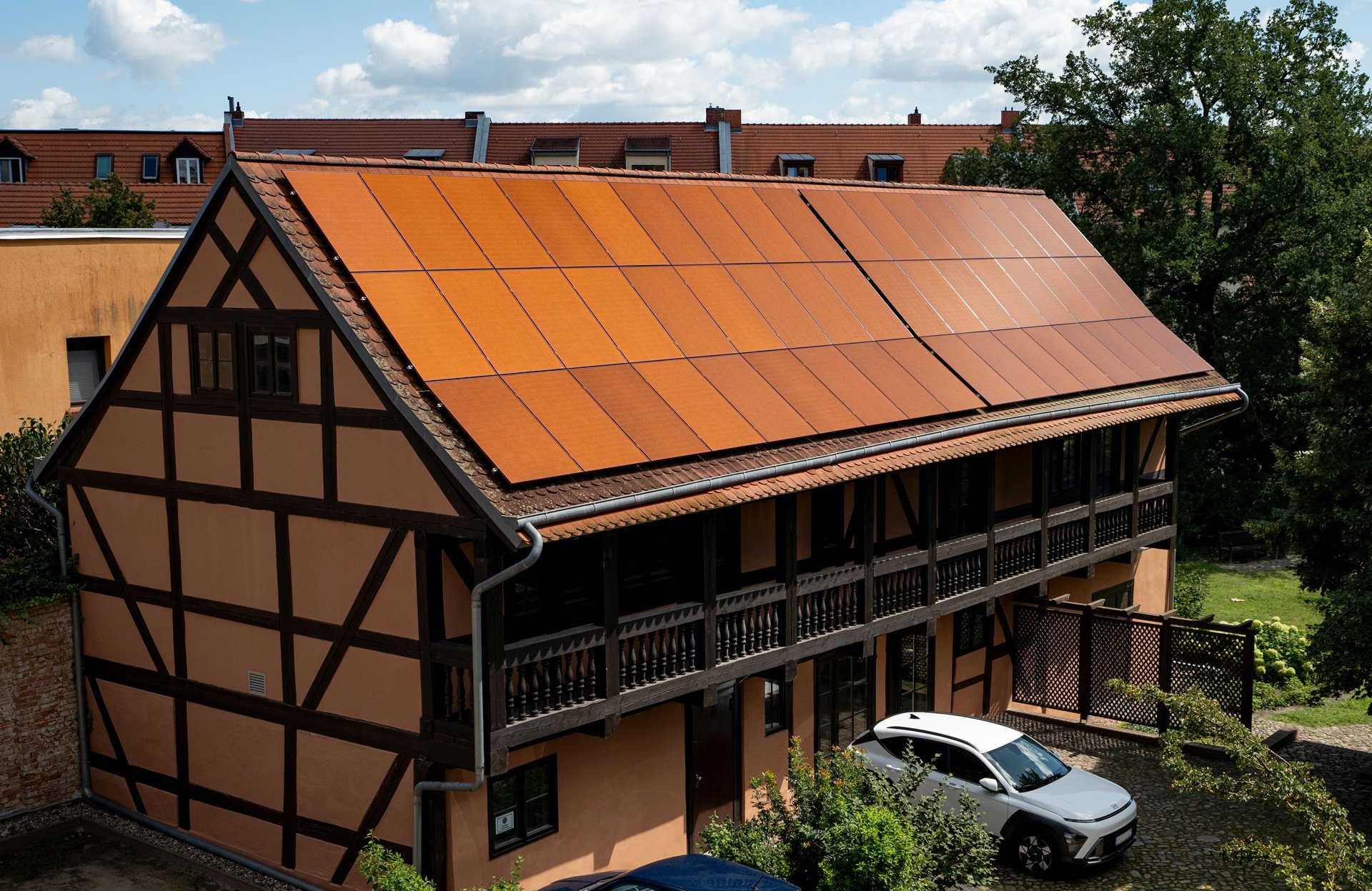 Referenzprojekt Kombilösung Solarziegel und Auf-Dach