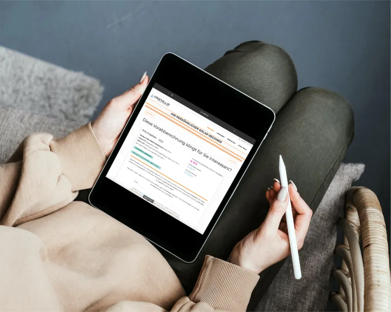 Tablet mit dem Kristallia-Anfrageformular